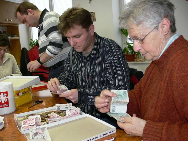 Pracovníci Charity Zábřeh museli sečíst 289 pokladniček, se kterými koledníci chodili na Zábřežsku a Mohelnicku.