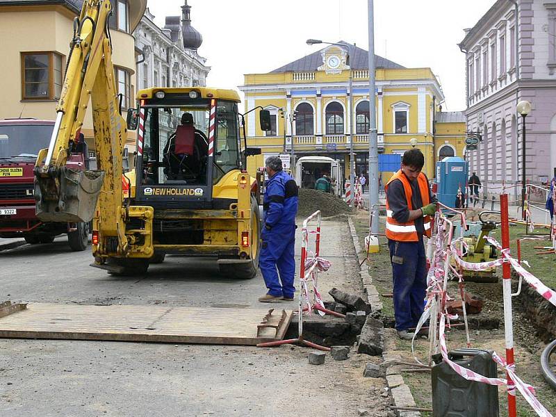 V ulici 17. listopadu zatím pracují plynaři a vodaři, výsadba nové aleje je naplánována na další týdny