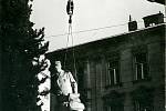 Odstraňování sochy Stalina v Šumperku 29. listopadu 1989