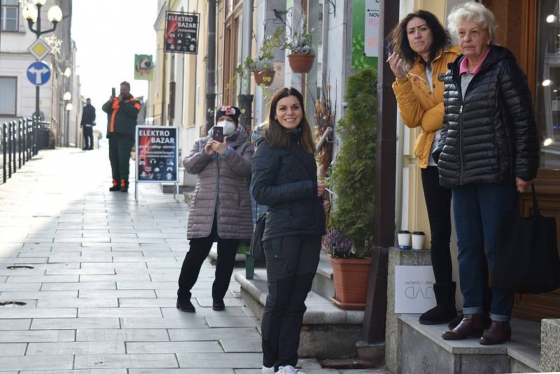 Kácení, převoz a usazování vánočního stromu v Šumperku.