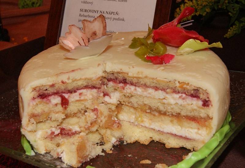 Cukrářští učni a jejich výtvory v soutěži O Priessnitzův dortík 2014.