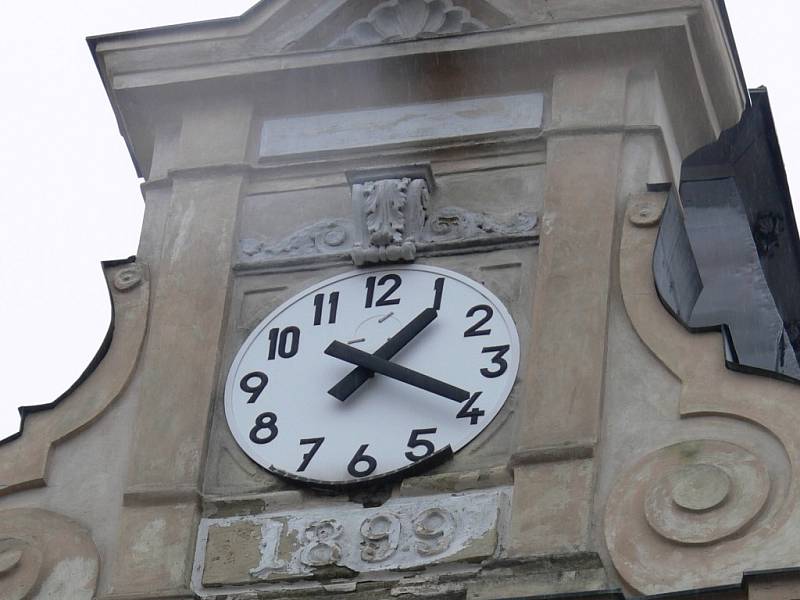 Pohled na budovu gymnázia s ciferníkem hodin