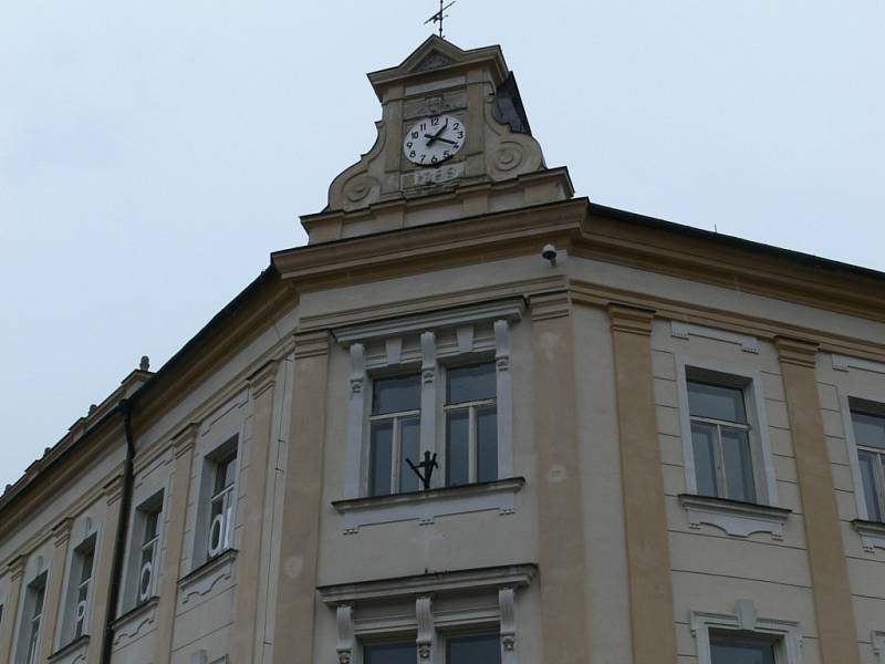 Pohled na budovu gymnázia s ciferníkem hodin