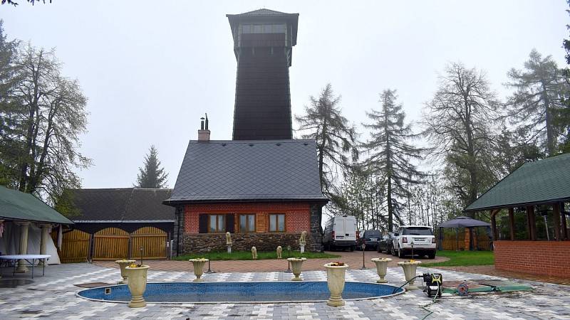 Rozhledna Lázek v Zábřežské vrchovině - nádvoří u Reichlovy chaty.