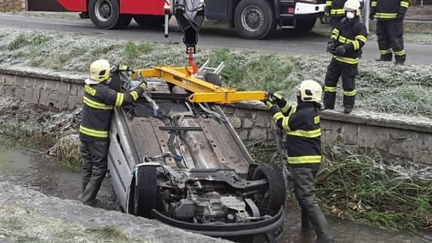 V Mohelnici spadl vůz do říčky Mírovky