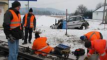 Snímky z postřelmovského přejezdu, kde se auto střetlo s vlakem