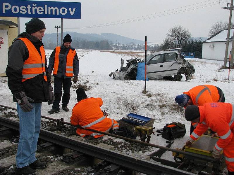 Snímky z postřelmovského přejezdu, kde se auto střetlo s vlakem