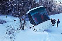 Nehoda zájezdového autobusu na namrzlé vozovce u Rejchartic, 29. listopadu 2023