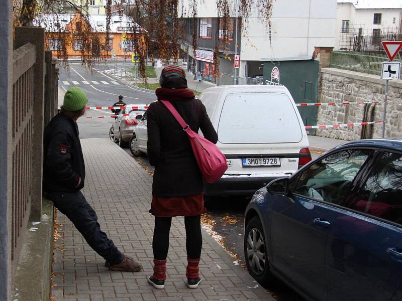 Centrum Zábřehu uzavřeli, muž na střeše začal na ulici házet kameny