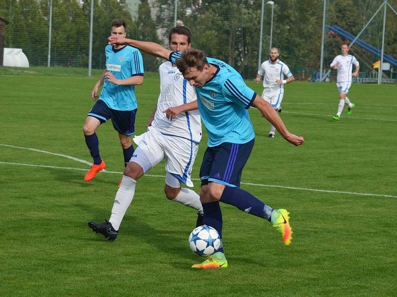 Fotbalisté Jeseníku (v modrém) zdolali Přerov 1:0.