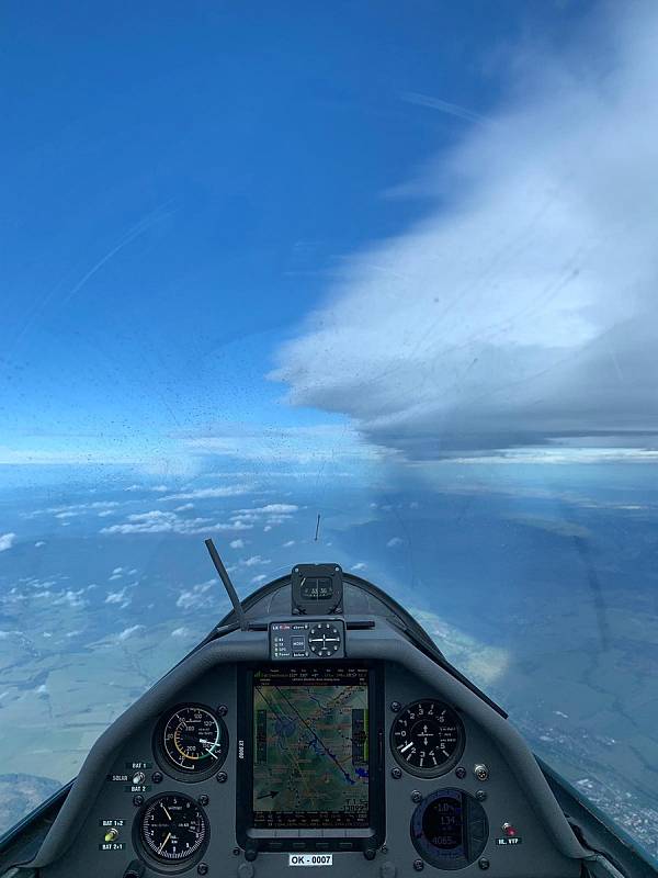Pohled z kokpitu bezmotorového letadla, jaký se naskýtá pilotovi při dálkovém přeletu.