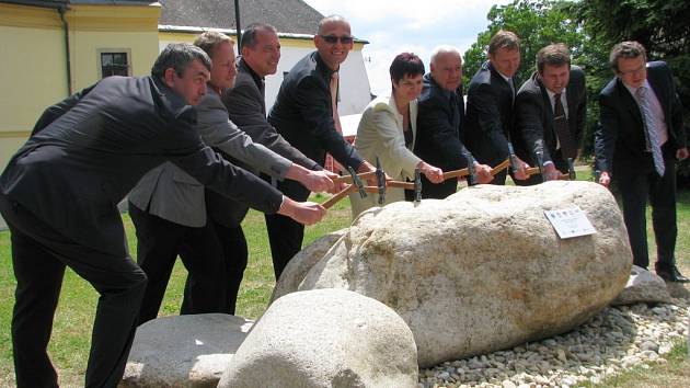 Slavnostním poklepáním na pětici základních kamenů před radnicí v Zábřehu, které symbolizují pět měst zapojených do projektu, odstartovala v pondělí 23. června stavba kanalizace za více než jednu a půl miliardy.