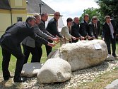 Slavnostním poklepáním na pětici základních kamenů před radnicí v Zábřehu, které symbolizují pět měst zapojených do projektu, odstartovala v pondělí 23. června stavba kanalizace za více než jednu a půl miliardy.
