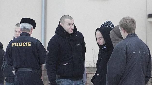 Policie kontroluje olomoucké fanoušky před zimákem v Šumperku