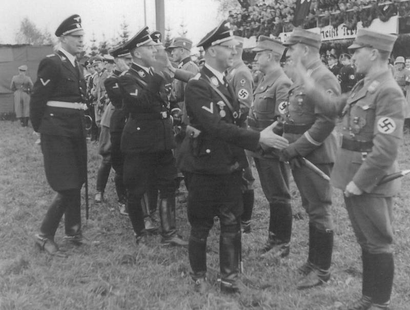 GRATULACE. Chvíle zachycená na tehdejším stadionu v Šumperku, muž v černé uniformě v popředí je možná Konrad Henlein, jehož kariéra šla před rokem 1938 strmě vzhůru.