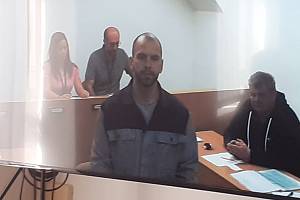 Vítkovský žhář Ivo Műller při videopřenosu z mírovské věznice při jednání o podmínečném propuštění u šumperského okresního soudu. 11. května 2023