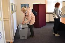 Volby v Geschaderově domě v centru Šumperku. 23. 9. 2022