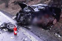 Nehoda v neděli 19. prosince 2021 na Mohelnickém kopci. Řidič Mercedesu Vito čelní náraz nepřežil