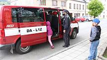 Školní autobusy nejezdí, děti z Branné vozí do školy hasiči