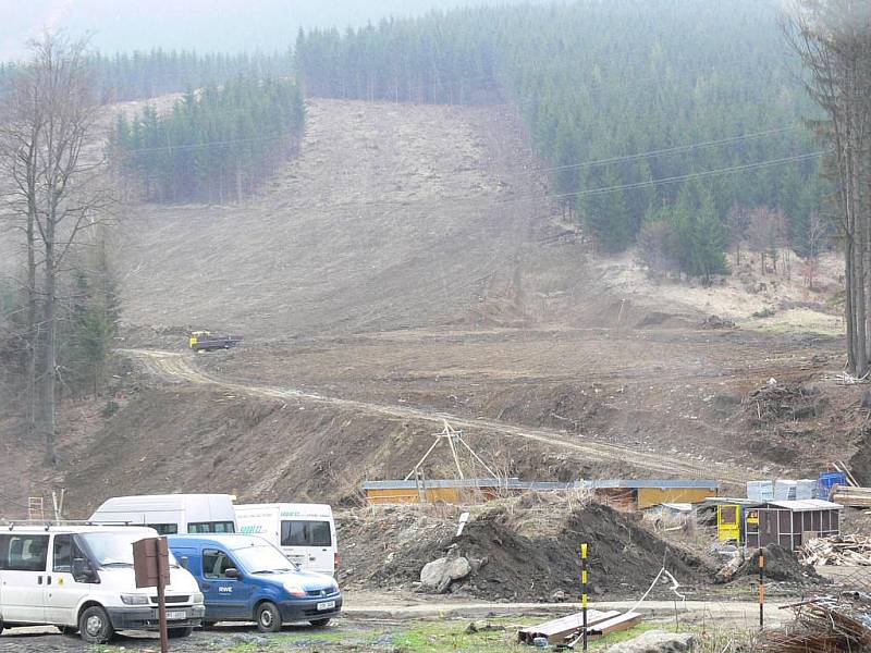 V Koutech vyrůstá obří lyžařský areál, snímky jsou z úterý 20. dubna