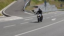 Na Červenohorské sedlo se o letních víkendech sjíždí desítky motorkářů. Rekonstruovanou horskou silnici používají jako nelegální závodní dráhu.