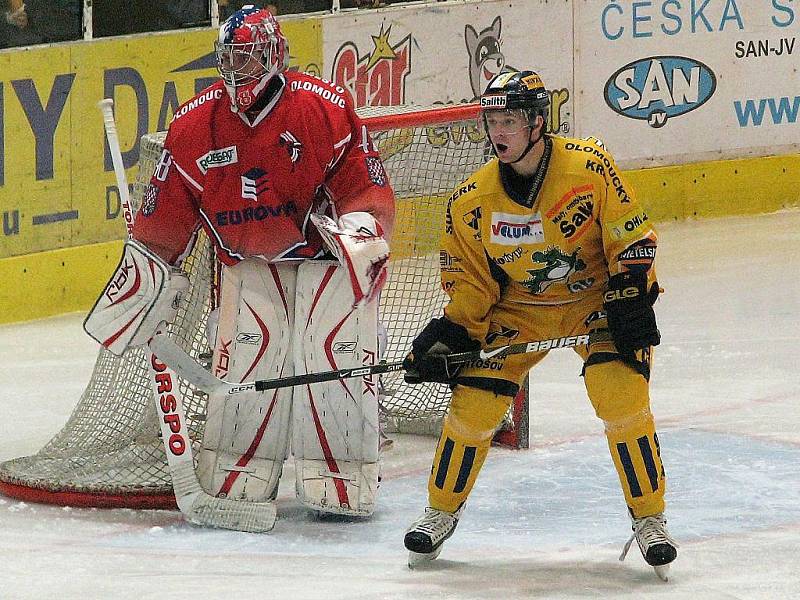 Snímek z říjnového derby v Šumperku, vlevo je gólman Kohoutů Žigárdy, vedle něho Drak Matěj Pekr