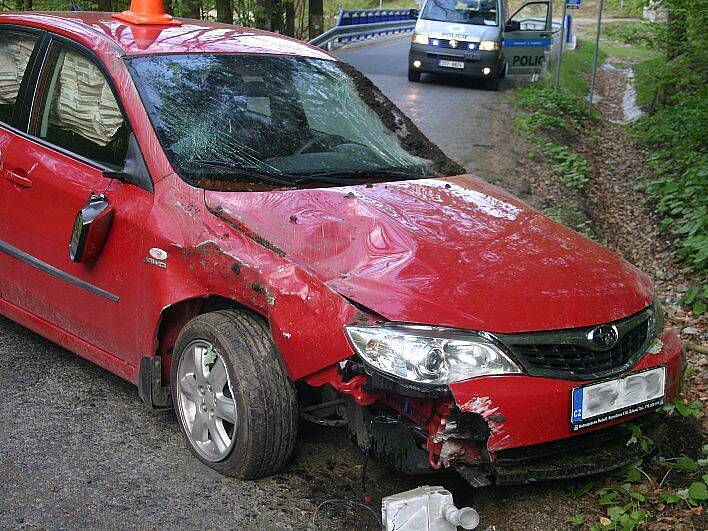 Mezi Travnou a Javorníkem havarovalo Subaru Impreza