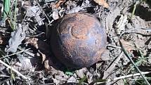 Historická dělová koule nalezená v úterý 2. srpna 2022 táborníky u Drozdovské Pily.