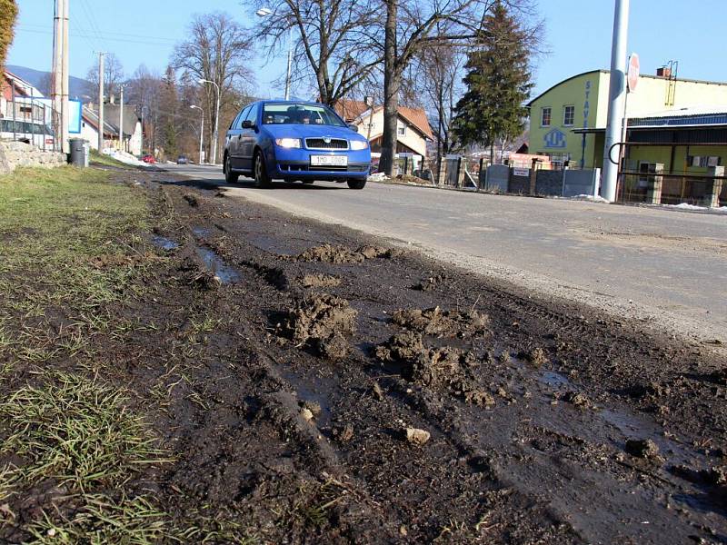 Na Lipovské ulici v Jeseníku dnes musí jít pěší blátem, nebo riskovat chůzi mezi auty.