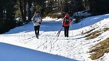 Turisté na Červenohorském sedle v neděli 28. února.