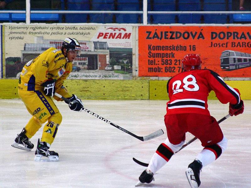 Z úterního přátelského utkání Draků s Jestřáby (červené dresy)