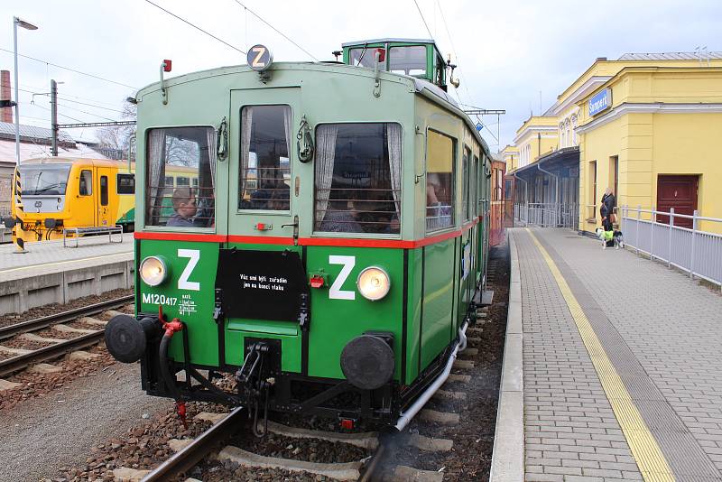 Motorový vůz Věžák při velikonočních jízdách na Železnici Desná.