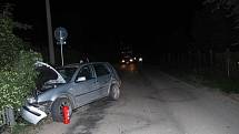 Opilý řidič v Lukavici rozbil své auto o zábradlí.