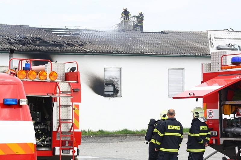 Pondělní požár pneuservisu v Postřelmově.