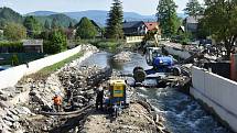 Práce na protipovodňové ochraně vesnic podél řeky Desné pokračují. V Rapotíně otevřeli nový most.