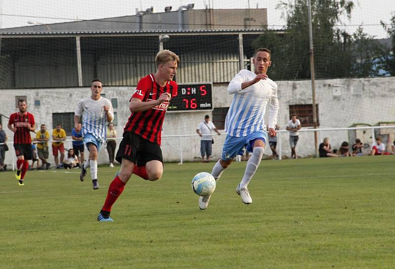 Fotbalisté Olešnice (v bílém) prohráli v Mohelnici pohárový zápas s Opavou 0:6.