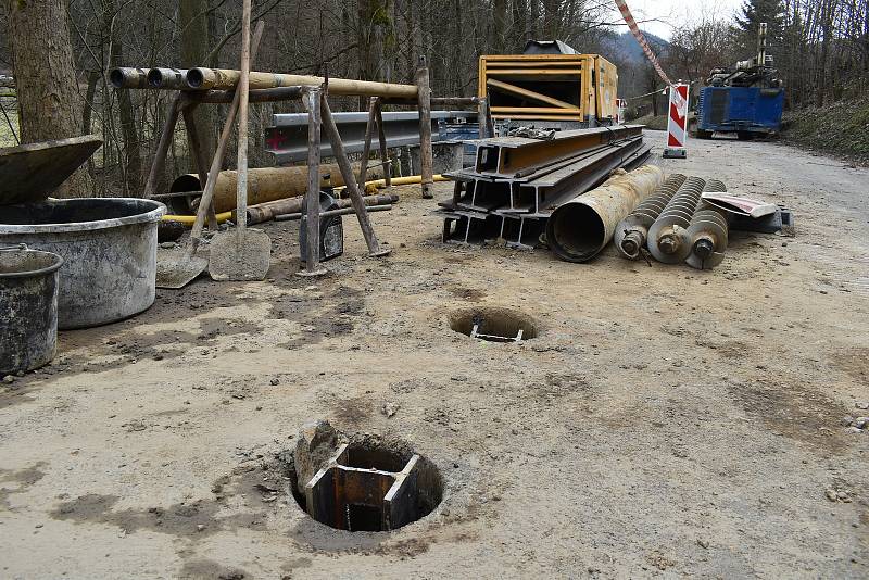 Stavbaři začali s opravou sesuté silnice u Hanušovic.