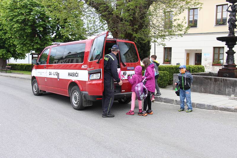 Školní autobusy nejezdí, děti z Branné vozí do školy hasiči