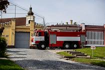 Propuštění dvojice žhářů z Vítkova provázela neobvyklá bezpečnostní opatření. Před vchodem do areálu nechalo vedení věznice přistavit hasičský vůz.