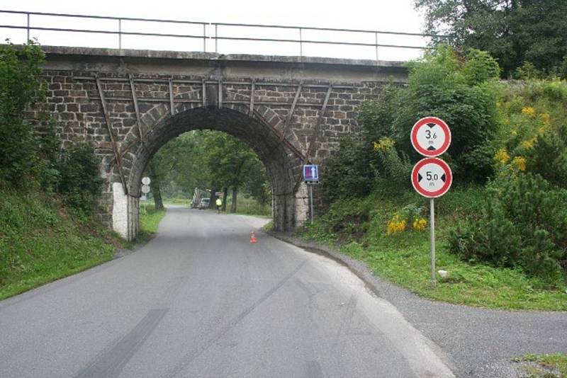 Řidič kamionu havaroval pod viaduktem.