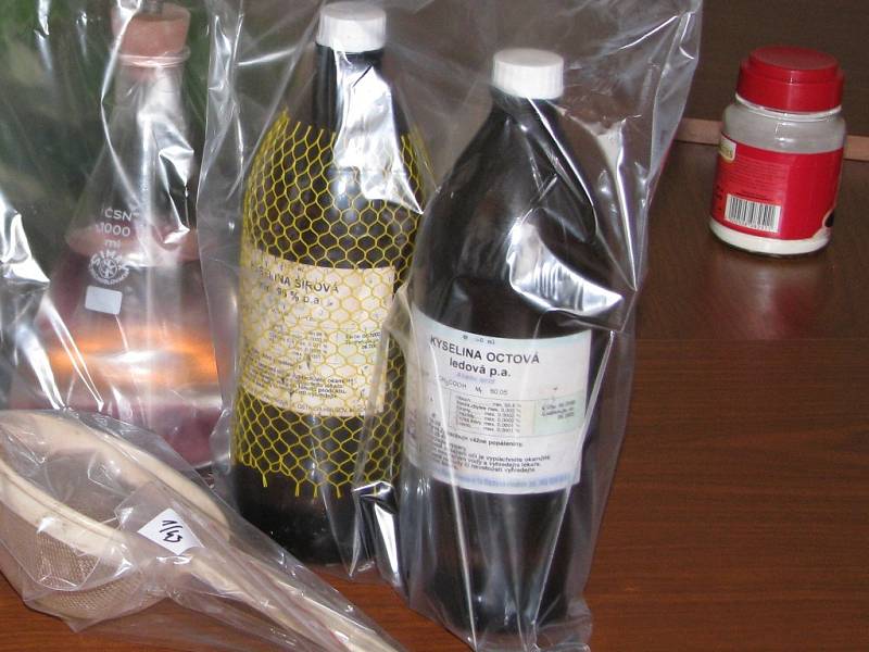 Policií zabavené suroviny, ze kterých se v šumperské varně vyráběl pervitin