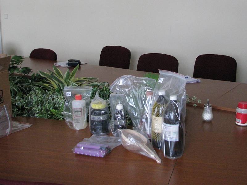 Policií zabavené suroviny, ze kterých se v šumperské varně vyráběl pervitin