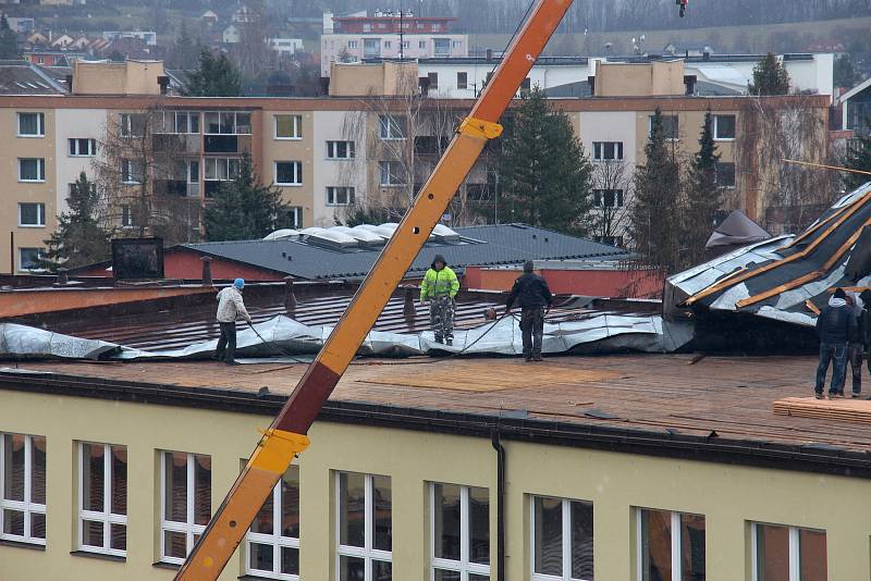 Následky vichru z 10. na 11. 3. 2019.  Poškozená střecha na budově šumperského domova důchodců.