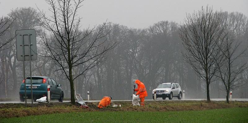 Ve čtvrtek 18. února dopoledne ještě silničáři na Bludovském kopci odklízeli trosky havarovaného vozu, v němž ve středu večer zemřeli dva mladí lidé.