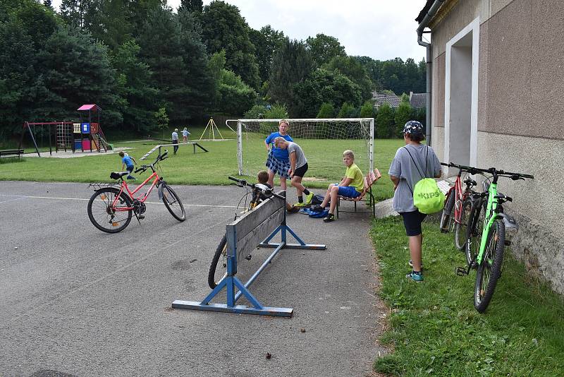 Základní škola v Rohli. Školní hřiště.