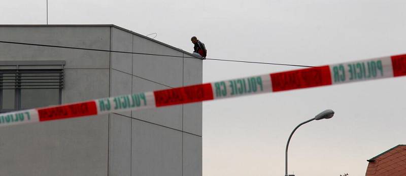 Centrum Zábřehu uzavřeli, muž na střeše začal na ulici házet kameny