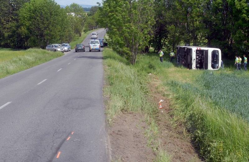 Sedm lidí se zranilo při nehodě autobusu, která se stala v úterý 22. května v 8.20 ráno na silnici mezi Rovenskem a Postřelmůvkem. Autobus skončil mimo silnici, kde se převrátil na bok.