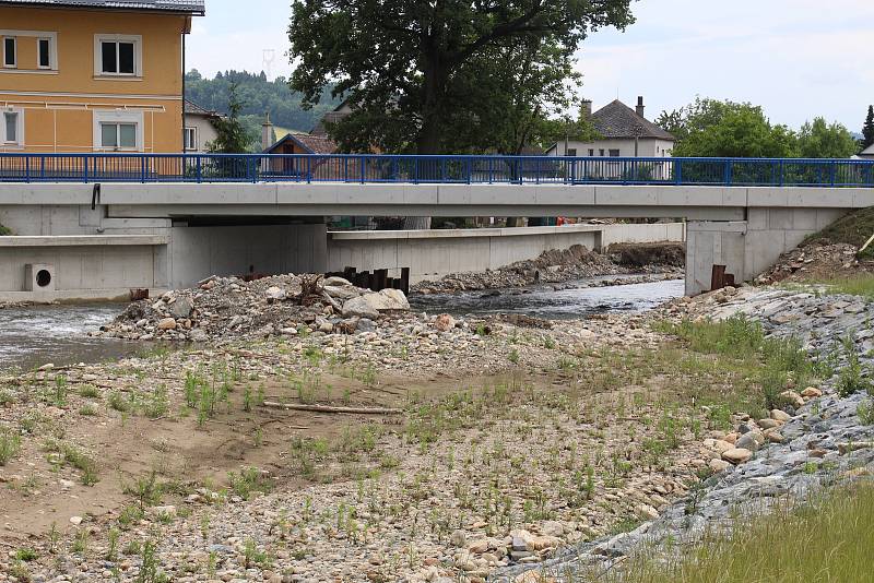 Stavba protipovodňových opatření na řece Desné - lokalita u mostu na silnici I/11 z Rapotína do Petrova.