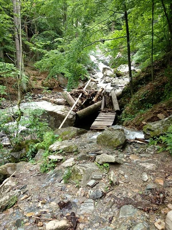 Po nedělní povodni jsou neprůchodné stezky v národní přírodní rezervaci Rešovské vodopády.