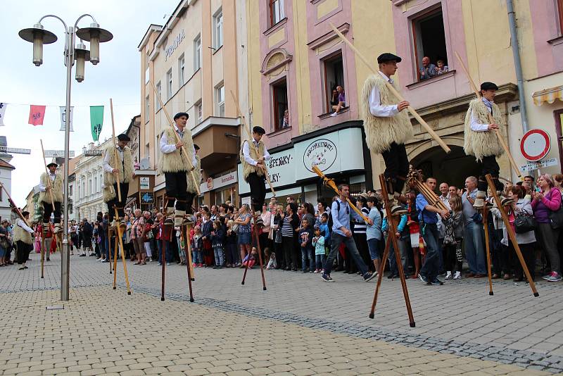 Divácky nejoblíbenější je roztančená ulice. Všechny zúčastněné soubory projdou v průvodu Šumperkem, na několika místech se zastaví a zatančí či zazpívají. Obrovský úspěch sklízeli i tanečníci na chůdách z Francie